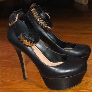 H by Halston Black leather pump